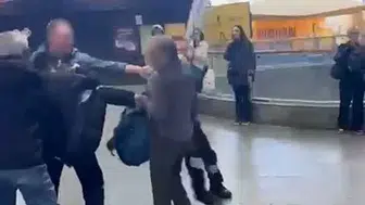 Mecidiyeköy Metrobüs Durağı'nda tekmeli kavga kameraya yansıdı