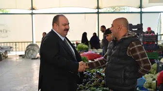 Başkan Hamamcı, pazarda esnaf ve vatandaşlarla buluştu