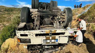 Yem yüklü tır Manavgat’ta şarampole devrildi, 1 ölü