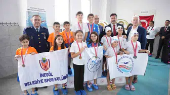 Yenişehir'de ilk kez düzenlenen Cumhuriyet Kupası'nda minik yüzücüler kulaç attı