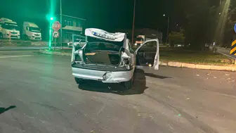 Kütahya’da otomobil ile tırın çarpıştığı kaza güvenlik kameralarına yansıdı