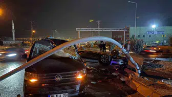 Kontrolden çıkan otomobil takla atarak minibüse çarptı, 2 yaralı