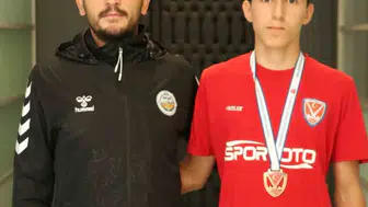 Berat Özdemir, U14 erkekler hokey milli takım aday kadrosuna seçildi