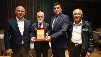 76 yaşındaki sporcu Emrullah Bayraktar 10 kilometreyi 57 dakikada koşarak şampiyon oldu