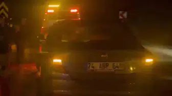 Zonguldak'ta döner kavşakta iki otomobil çarpıştı