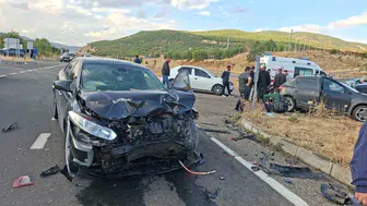 Bingöl'de iki otomobil çarpıştı: 3 kişi yaralandı