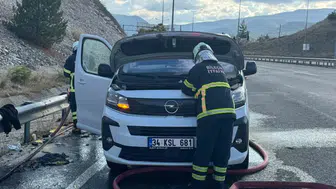 Bilecik'te seyir halindeki ticari araç alev aldı