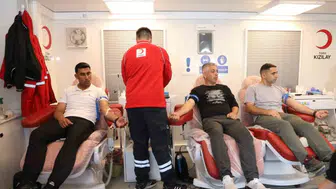 Tunceli'de kan bağışı yapanlara mavi selvi fidanı hediye edildi