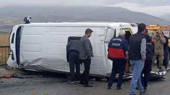 Yüksekova’da okul servisi devrildi, 10 öğrenci yaralandı
