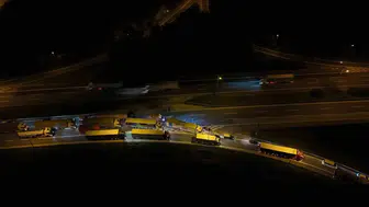 Anadolu Otoyolu Düzce kesiminde kimyasal yüklü tır devrildi, İstanbul yönü kapandı
