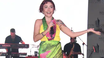 Melek Mosso Kıbrıs konserinde nazara karşı aldığı önlemi açıkladı