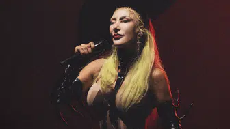 Hande Yener Harbiye sahnesinde Yaşar ve Simge ile düet yaptı