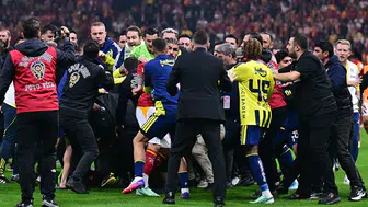 Dünyayı sarsan derbi kavgası: Galatasaray-Fenerbahçe maçı manşetleri süsledi