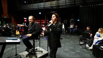 Ebru Yaşar Volkswagen Arena konserleri için 60 kişilik senfoni orkestrasıyla provada