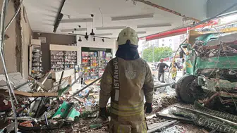 Pendik'te tonajlı kamyon eczaneye daldı: Can pazarında yaralılar var