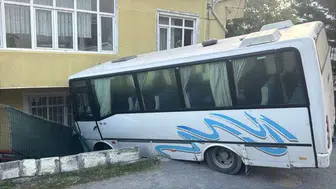 Arnavutköy'de sürücüsünün ses dinlemek için indiği midibüs bahçeye daldı