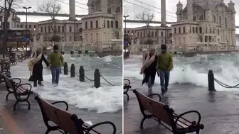 İstanbul'da cadde ve sokaklar göle dönerken o çiftin umursamaz yürüyüşü şaşırttı