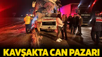 Kavşakta can pazarı: Turistleri taşıyan otobüs TIR'a çarptı