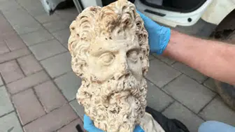 İzmir'de dev operasyon: 2 bin yıllık paha biçilemez Zeus başı ele geçirildi