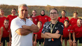 Yeşil sahalarda emsalsiz dayanışma: Baba kız yan yana kulübeyi yönetiyor