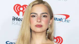Addison Rae siyah mini elbisesiyle objektiflere yansıdı