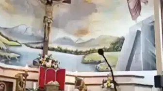 Canlı yayında dehşet anları! Ayin yaparken kafasına haç düşen rahip hayatını kaybetti