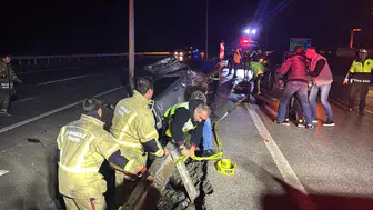 Gece yarısı Çanakkale girişinde can pazarı: Otomobil ikiye bölündü!