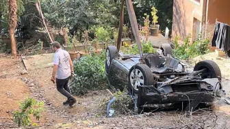 Beşiktaş'ta nefes kesen kaza: Park etmeye çalışırken bahçeye uçtu!