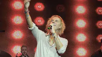 Soner Arıca Mersin konserinde doğum günü olan hayranlarını sahneye topladı