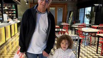 Zafer Algöz torunu Siena ile Nişantaşı'nda görüntülendi
