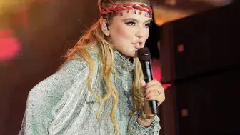 Demet Akalın Mardin'deki konserinde hayranının taktığı aksesuarla sahneye çıktı
