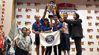 Cumhuriyet coşkusu sokaklara taştı: Zeytinburnu'nda nefes kesen maraton