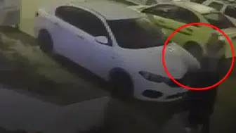 Taksi şoförü bagajdan eşyasını alan yolcuyu sırtından vurdu