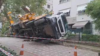 Kadıköy'de korku dolu anlar: Dev vinç 11 katlı binanın üzerine devrildi