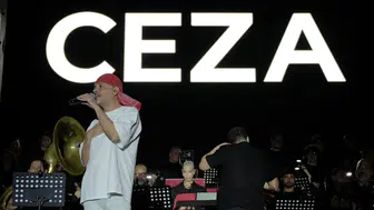 Ceza İzmir Kültür Yolu Festivali'nde binlerce kişiye konser verdi