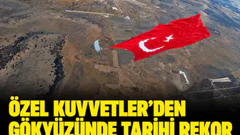 Özel Kuvvetler'den gökyüzünde tarihi rekor: 3 bin metrekarelik dev bayrak dalgalandı