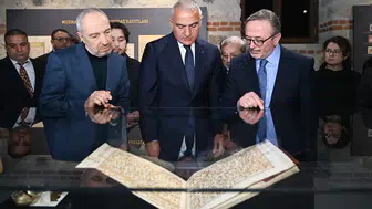 Kâbe'de imzası olan Türk hattat paha biçilmez eserini millete bağışladı