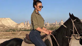 Aslıhan Karalar Kapadokya'da binicilik yeteneğini sergiledi