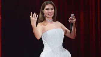 Ebru Yaşar Volkswagen Arena konserlerinde 360 derece sahne açtı