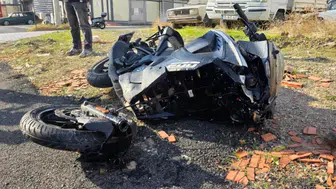 Ölümden kıl payı döndü! Motosiklet sürücüsünün metrelerce havaya uçtuğu