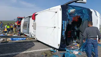 Manisa Akhisar’da Tur Otobüsü Devrildi