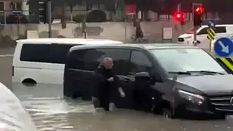 İstanbul’da trafik yeniden kilit! Başakşehir Süleyman Demirel Bulvarı’nda su baskını