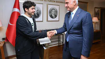 Kültür ve Turizm Bakanı Ersoy'dan YKS derecesi yapan Ahmet Deniz'e tebrik