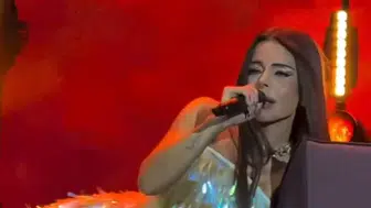 Konserde beklenmeyen anlar: Simge’nin kendinden geçtiği o sahne şovu konuşuluyor