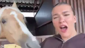 Melisa Döngel’in çiftlik keyfi olaylı bitti: Sevmek istediği at tarafından ısırıldı!