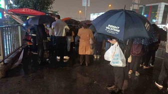 İstanbul’da toplu taşıma duraklarında uzun kuyruklar oluştu