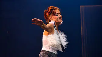 Yıldız Tilbe Kıbrıs'ta 2 bin kişiye konser verdi: Sahnede prenses tacı taktı