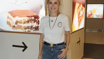 Ece Erken kız arkadaşlarıyla Zorlu AVM'de akşam yemeğinde buluştu