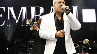 Emrah Antalya'da sağanak yağmura rağmen iki saat sahnede kaldı