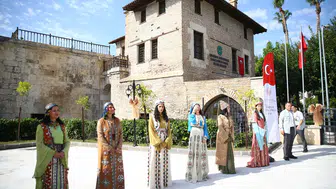 Adana'da 600 yıllık lezzet şöleni: 'Selamlık Sofra Miras Evi' tarihi mutfak kültürünü canlandırdı!